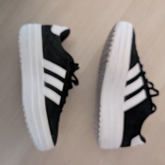 Adidas Kids 5 1/2 Worn 2x - Picture 7 of 9